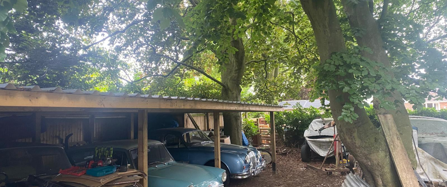Timber shelter for vintage cars
